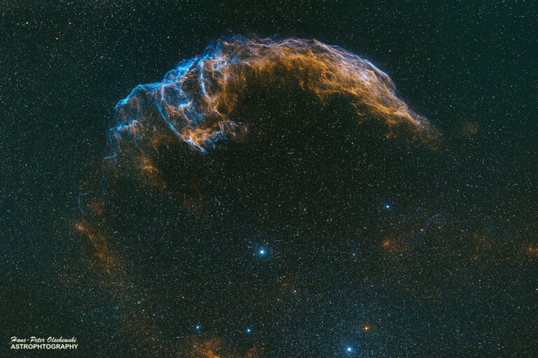 Die Knochenhand – Kosmische Skulptur aus Gas