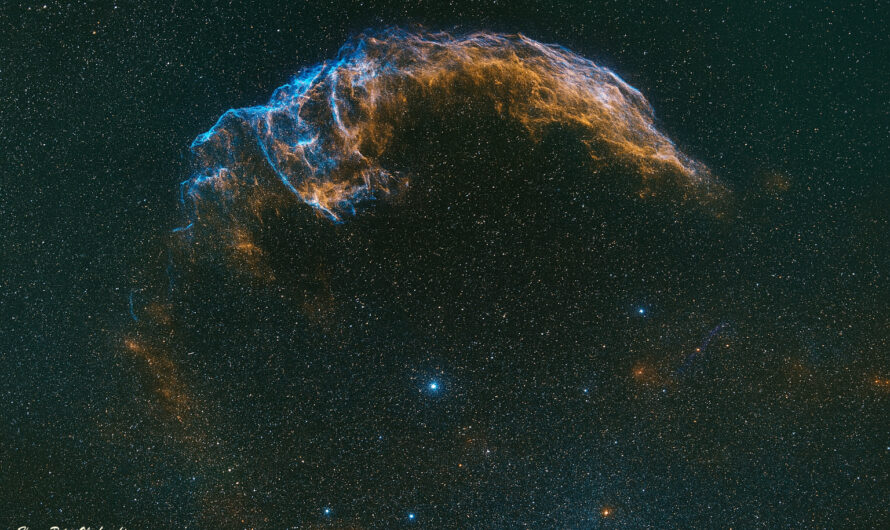 Die Knochenhand – Kosmische Skulptur aus Gas